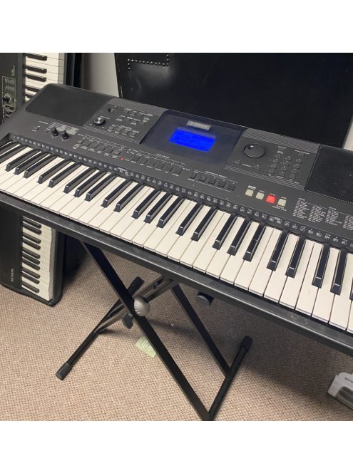 Yamaha PSR E453 kisérőautomatikás szintetizátor + állvány + tok